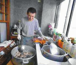 昔日亿万富豪投资失败 靠摆摊卖小吃还债(图)|