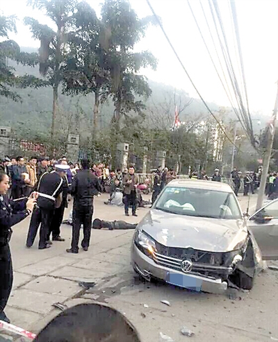 车祸现场。 城科院门口,大众轿车失控连撞7人 一被撞老人因伤情过重,抢救无效身亡;肇事车主是个20来岁的小伙子