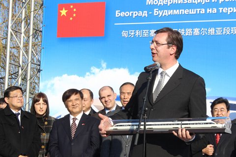 2月23日,在塞尔维亚诺维萨德,塞尔维亚总理武契奇在匈塞铁路塞尔维亚段启动仪式上致辞。
