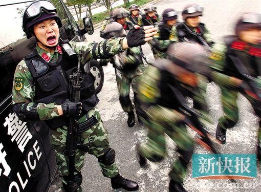 反恐演习 9月28日,驻守上海崇明岛的武警上海总队四支队官兵,在全岛重要道口开展设卡堵截、反暴力袭击、突击抓捕等无预案反恐演习。新华社发