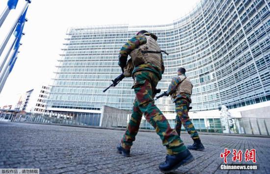 当地时间11月23日，比利时士兵在欧盟总部外警戒。比利时政府宣布首都布鲁塞尔在周一将继续维持从周五晚些时候开始的最高警戒，地铁停运，学校停课，以防备类似于11月13日巴黎恐袭发生。