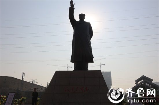 山东济宁村庄竖全国最高毛主席铜像 高12.26米