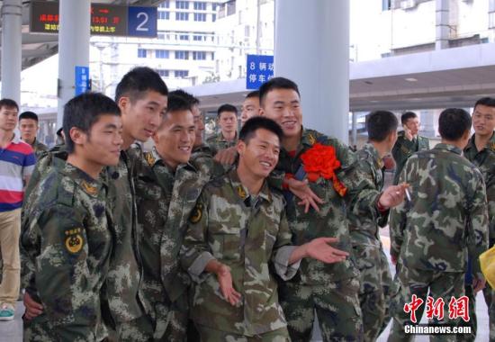 资料图:广西武警退役官兵笑别军营 。黄威铭 摄