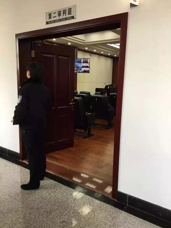 法警守在宣判周文斌案的法庭门口.