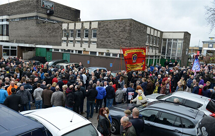 当地时间2015年12月19日，英国西约克郡凯灵利（Knottingley），矿工和支持者举行游行示威，反对英国最后一个地下煤矿“凯灵利煤矿”（Kellingley colliery）关闭。