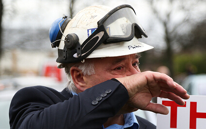 当地时间2015年12月19日，英国西约克郡凯灵利（Knottingley），矿工和支持者举行游行示威，反对英国最后一个地下煤矿“凯灵利煤矿”（Kellingley colliery）关闭。