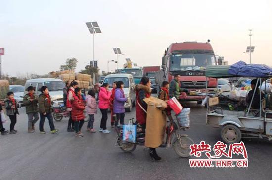 由于这个路口没有设红绿灯,大货车非常多,而且车速都非常快,村民们和孩子们每次经过都是心惊胆战。