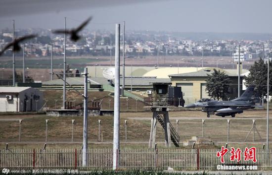 当地时间2015年7月24日，土耳其阿达纳，土耳其空军的战机在印吉利克空军基地起飞。消息称，土耳其3架F-16战斗机于当日凌晨从土东南部迪亚巴克尔军用机场起飞，轰炸了靠近土耳其的叙利亚境内极端组织“伊斯兰国”目标。图片来源：CFP视觉中国