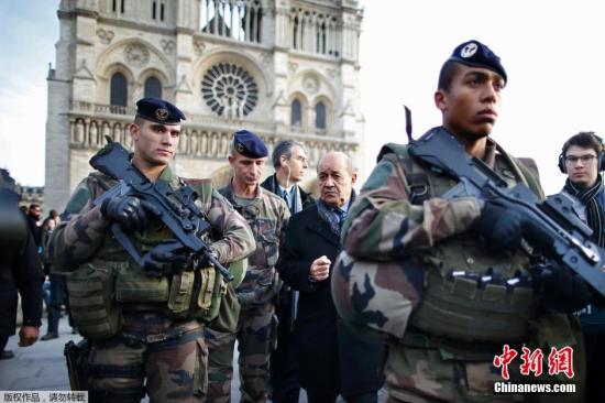 当地时间2015年12月30日，法国巴黎，法国国防部长Jean-Yves Le Drian亲自走上街头视察新年前夜的安保工作，法国士兵持枪守护左右。