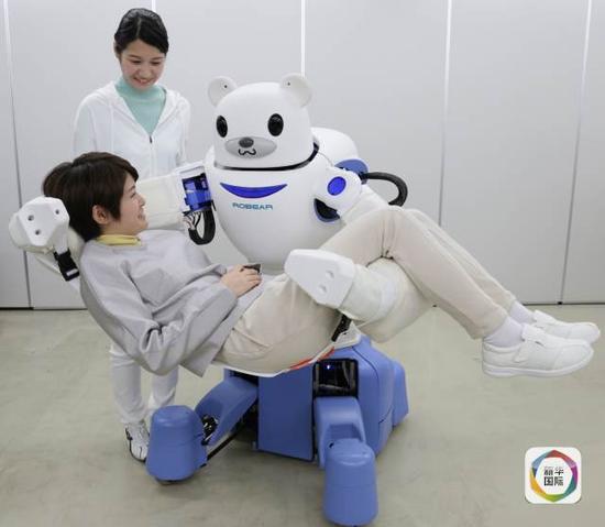 图为日本“保姆机器熊”，能将行动不便的老弱病人从轮椅上抱起并转移到床上或者浴室。(图片来源：新华/法新)