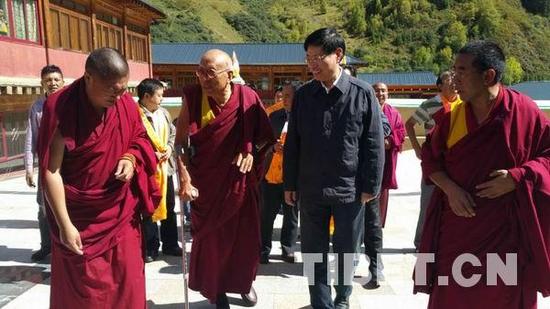 安曲活佛从印度回到四川阿坝定居。