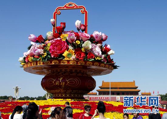 这是2014年9月27日拍摄的北京天安门广场“中国梦”花坛。 新华社记者 潘旭 摄