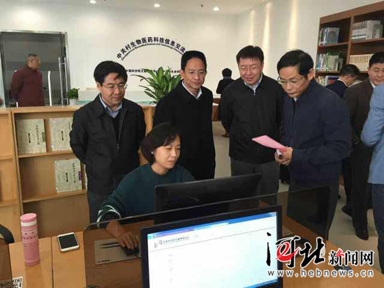  近日，省科技厅副巡视员、挂任北京市中关村科技园区管理委员会副主任的张涛（左一）在中关村生命科学园学习考察。省科技厅供图