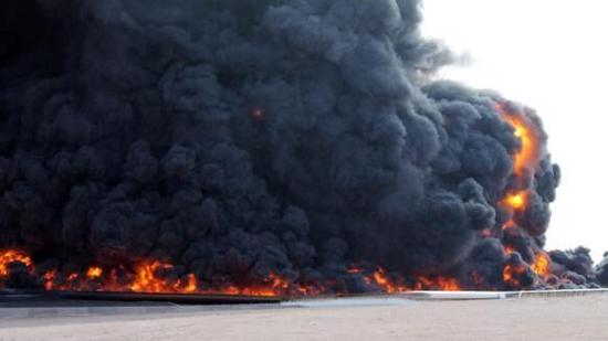 IS袭击利比亚东部油港致3死 引发大型火灾(图)