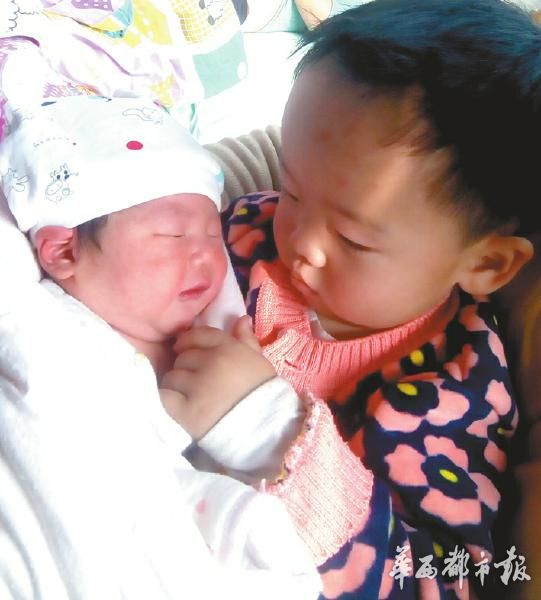 蒲倩、赵秋林夫妇一岁半的大儿子果果和刚出生的小弟弟。