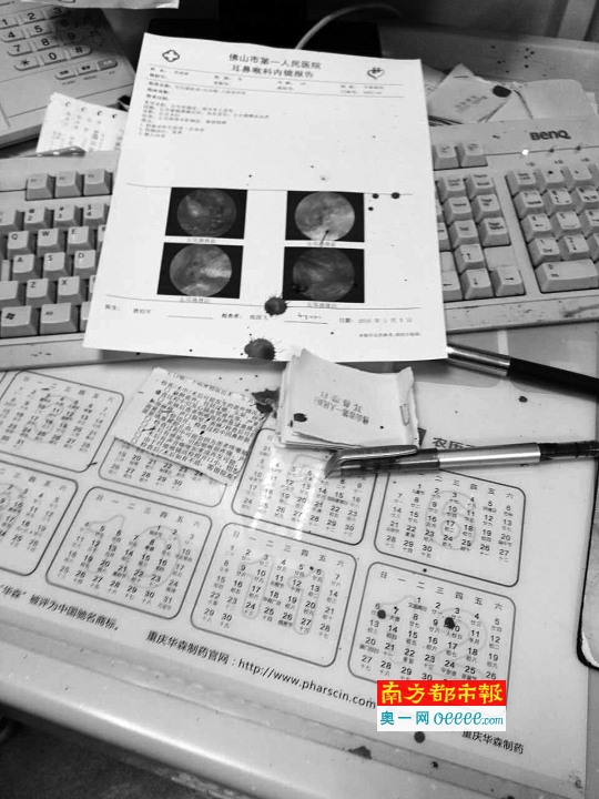 事发后,患者的病历被鲜血浸染。