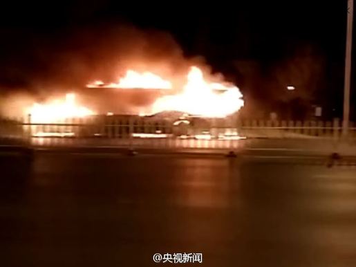5日天早上7:03，宁夏银川市109国道枸杞馆门口301路公交车在行进中突发火灾。