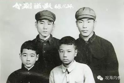 1968年，李克强(前排右)与好友李皋兰(后排左)送朋友下乡时的合影。