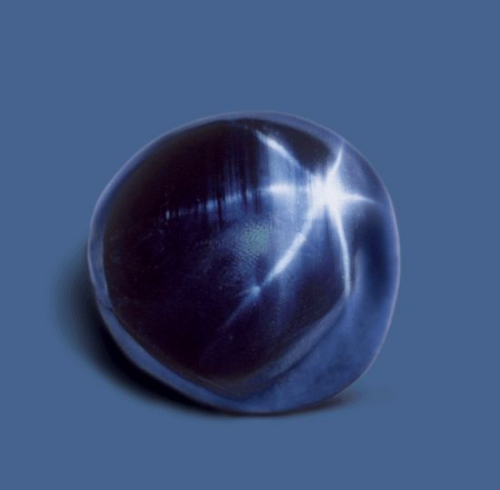 据悉，“亚当之星”属珍贵的“蓝星”宝石，含有矿物质“金红石”，反射出独特的奶白色星形光芒而得名。