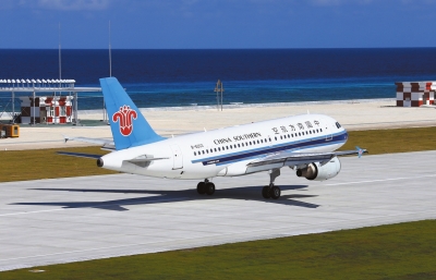 昨天10时21分，南方航空的客机降落南沙永暑礁新建机场。新华社发