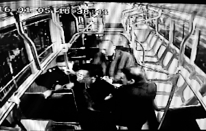 公交车视频显示，警察到现场后将该男子（中间）戴眼镜者带走。