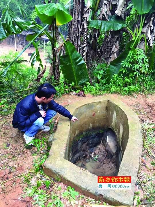 16时许 高良镇河底大坝 小鸣在暗渠坑洞里被黎金挥杀害，另两男童逃走。