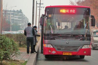1月6日下午，资阳一辆15路公交车停靠在当时事发车站。