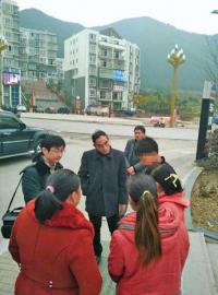 小李（低头者）在古蔺县城与王家人见面 网友供图
