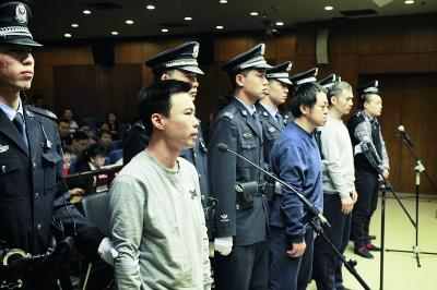 快播公司王欣等四名被告人被带进法庭