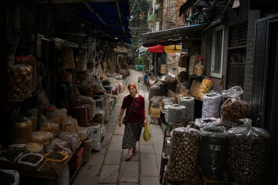 中国广州，几家售卖中药材的店铺，其中的商品就有膨鱼鳃。全球蝠鲼数量剧减，意味着膨鱼鳃可能会很快从这些市场上消失。（美国《纽约时报》网站）