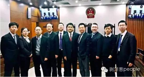 快播案辩护律师团合影。右起第四位为王欣辩护律师赵志军。