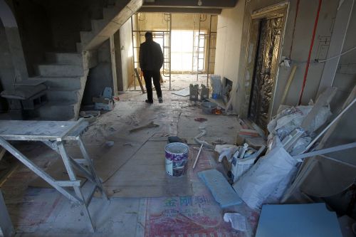 市民新房装修一半 施工工长莫名失联成烂尾(图)