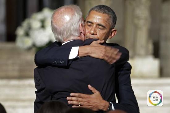奥巴马与拜登拥抱。