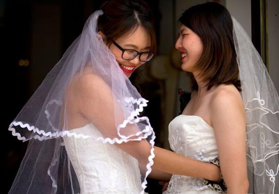 资料图：北京一对女同性恋公开结婚