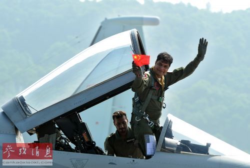 资料图片：巴基斯坦空军飞行员拉希德（右）驾驶枭龙战机进行飞行表演降落后挥舞中巴国旗。