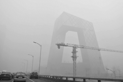2015年12月25日，央视大楼在雾霾中若隐若现。京华时报记者周民摄
