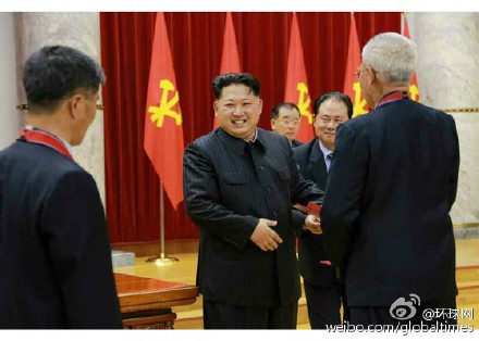 图为朝鲜表彰“氢弹”有功人员现场。
