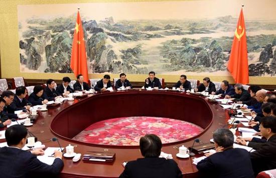 2015年12月28日至29日,中共中央政治局召开专题民主生活会,对照检查践行“三严三实”情况,讨论研究加强党风廉政建设措施。中共中央总书记习近平主持会议并发表重要讲话。新华社记者李学仁 摄