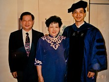朱立伦拿到博士学位时，与父母亲合影。