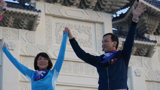 国民党候选人朱立伦与王如玄，在选前周末的造势游行活动中 唐家婕/摄