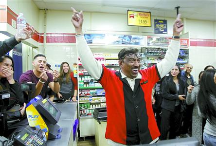 1月13日，在美国加州洛杉矶东郊奇诺岗的一家“7－11”便利店，店员与顾客在头奖彩票被确认出售于此后庆祝。