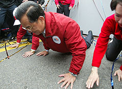2004年选前，国民党候选人连战带着夫人与副手宋楚瑜，跪地亲吻大地。