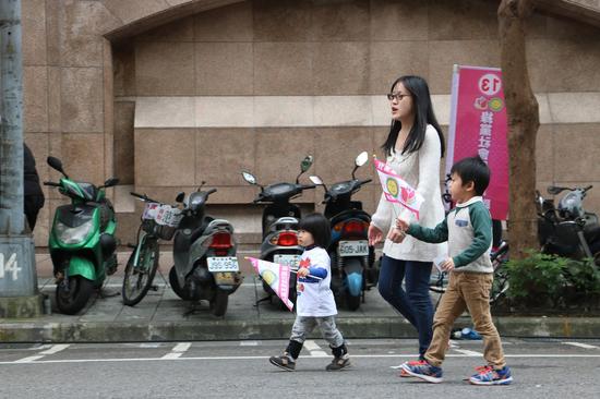 选前的周末午后，台湾民众携家眷参与街头的选举活动 唐家婕/摄