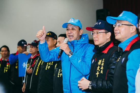 13日，朱立伦在家乡桃园扫街拜票  新浪图片 邹璧宇/摄
