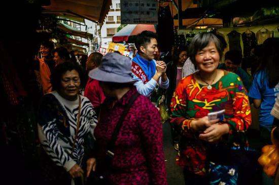 蒋万安和民众交流。邹璧宇摄