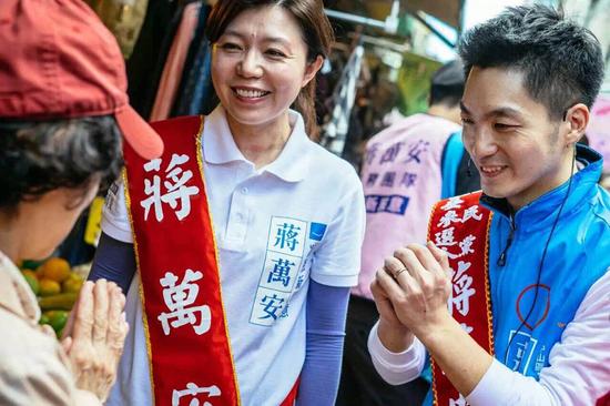 蒋万安和妻子在街头拜票。邹璧宇摄