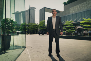 Firebird Management投资公司对冲基金经理詹姆斯·帕辛在新加坡的滨海湾金融中心。