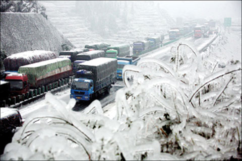 2008年1月13日开始，受冰雪影响，上万台车辆，四五万司乘人员滞留在京珠高速公路上。