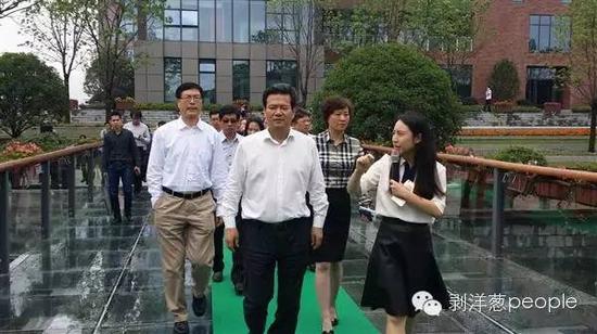 任职国台办副主任时,龚清概率领两岸青年创业就业参访团70余人到未来科技城参访。(中间为龚清概)