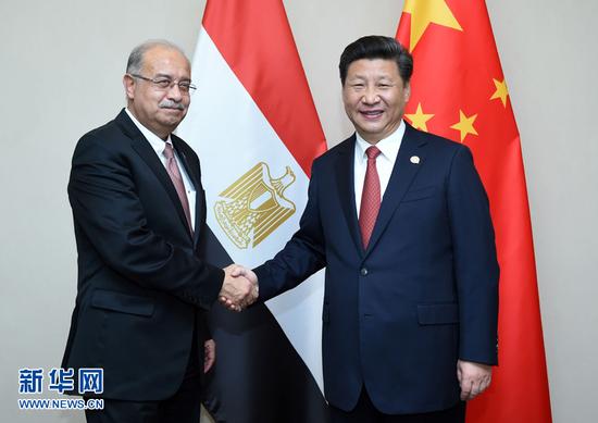 2015年12月4日，中国国家主席习近平在约翰内斯堡会见埃及总理伊斯梅尔。新华社记者张铎 摄